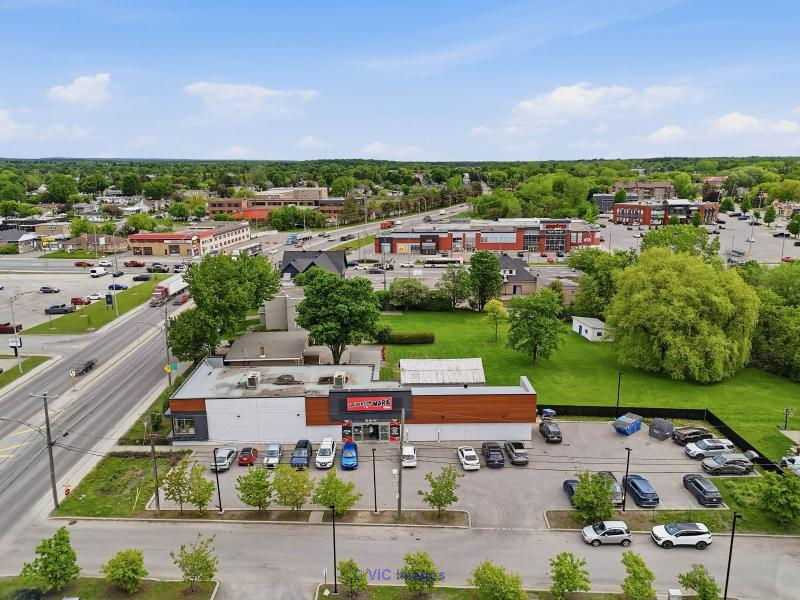 6,200 sq.ft. Commercial space in Saint-Jerome - Photo 2