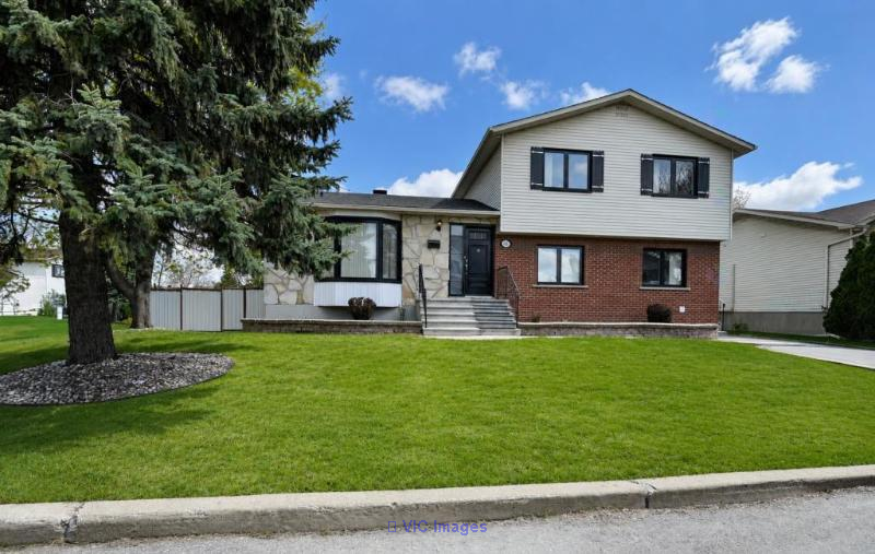 IMPECCABLE home Sought-after area Boucherville - Photo 1