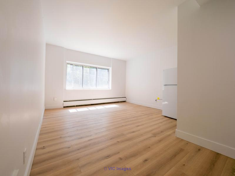 1 MONTH FREE  3 1/2 & 4 1/2 Cote-des-Neiges Fridge, stove included - Photo 2