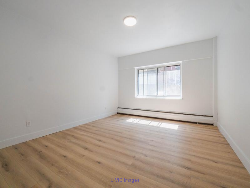 1 MONTH FREE  3 1/2 & 4 1/2 Cote-des-Neiges Fridge, stove included - Photo 3