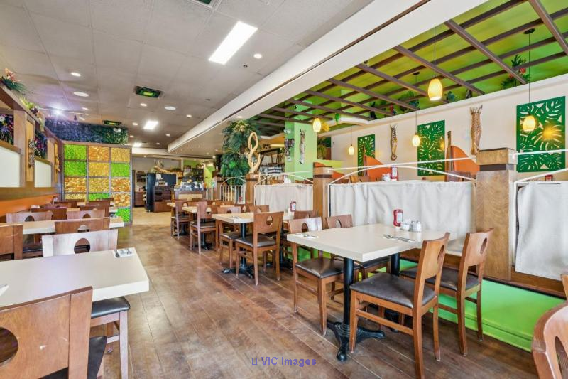 Fully equipped restaurant with terrace for sale in Boucherville - Photo 1