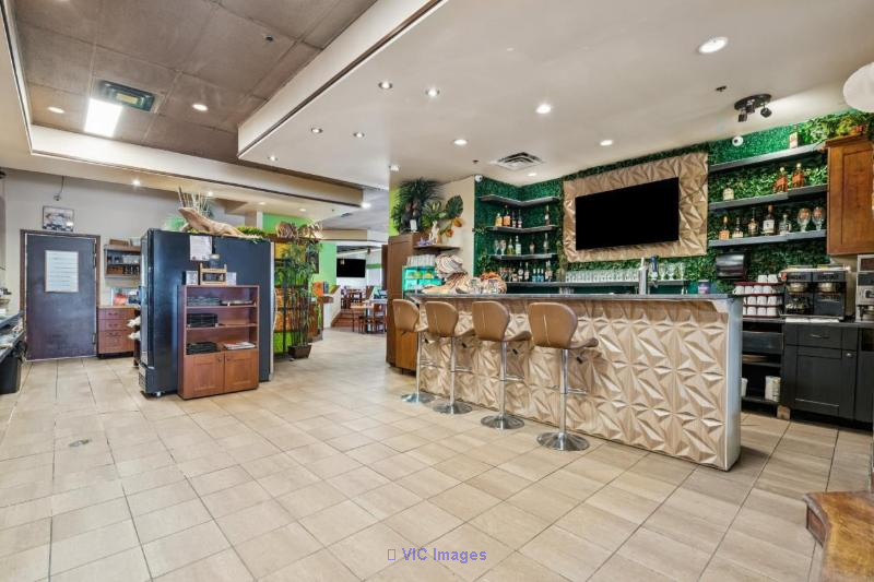 Fully equipped restaurant with terrace for sale in Boucherville - Photo 2