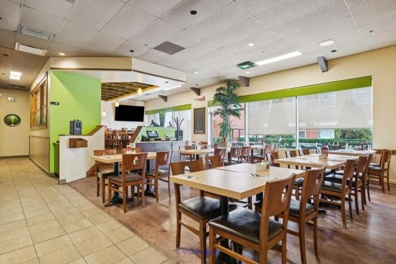 Fully equipped restaurant with terrace for sale in Boucherville - Photo 3
